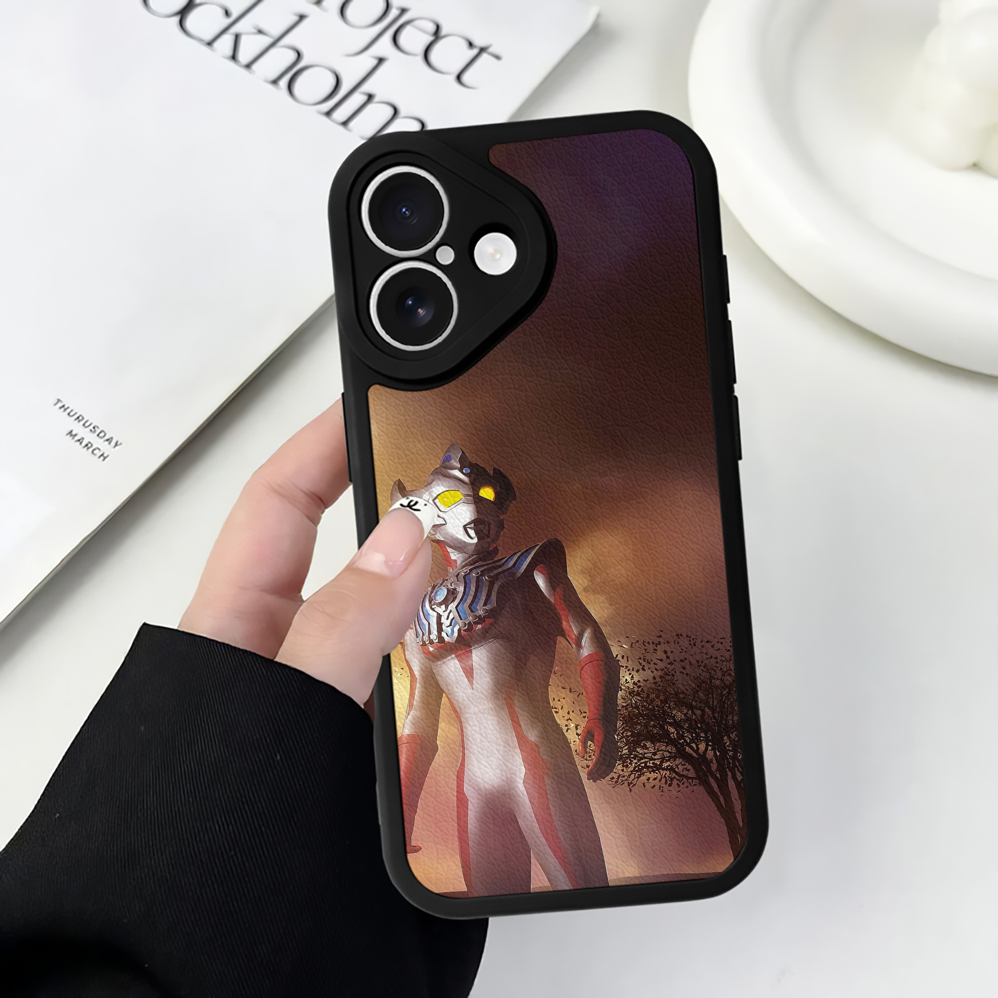 （画像用） ウルトラマン Ultraman 【iPhone 16シリーズ対応】シリコンスマホケース（レザー調） 材質：シリコン